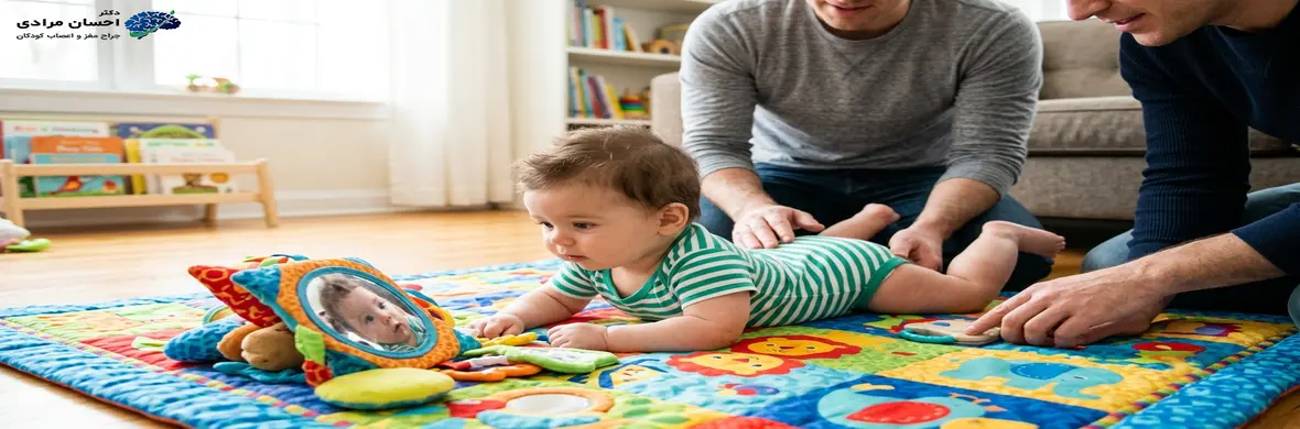 نوزاد در حال انجام تمرین Tummy Time روی تشک بازی زیر نظر والدین